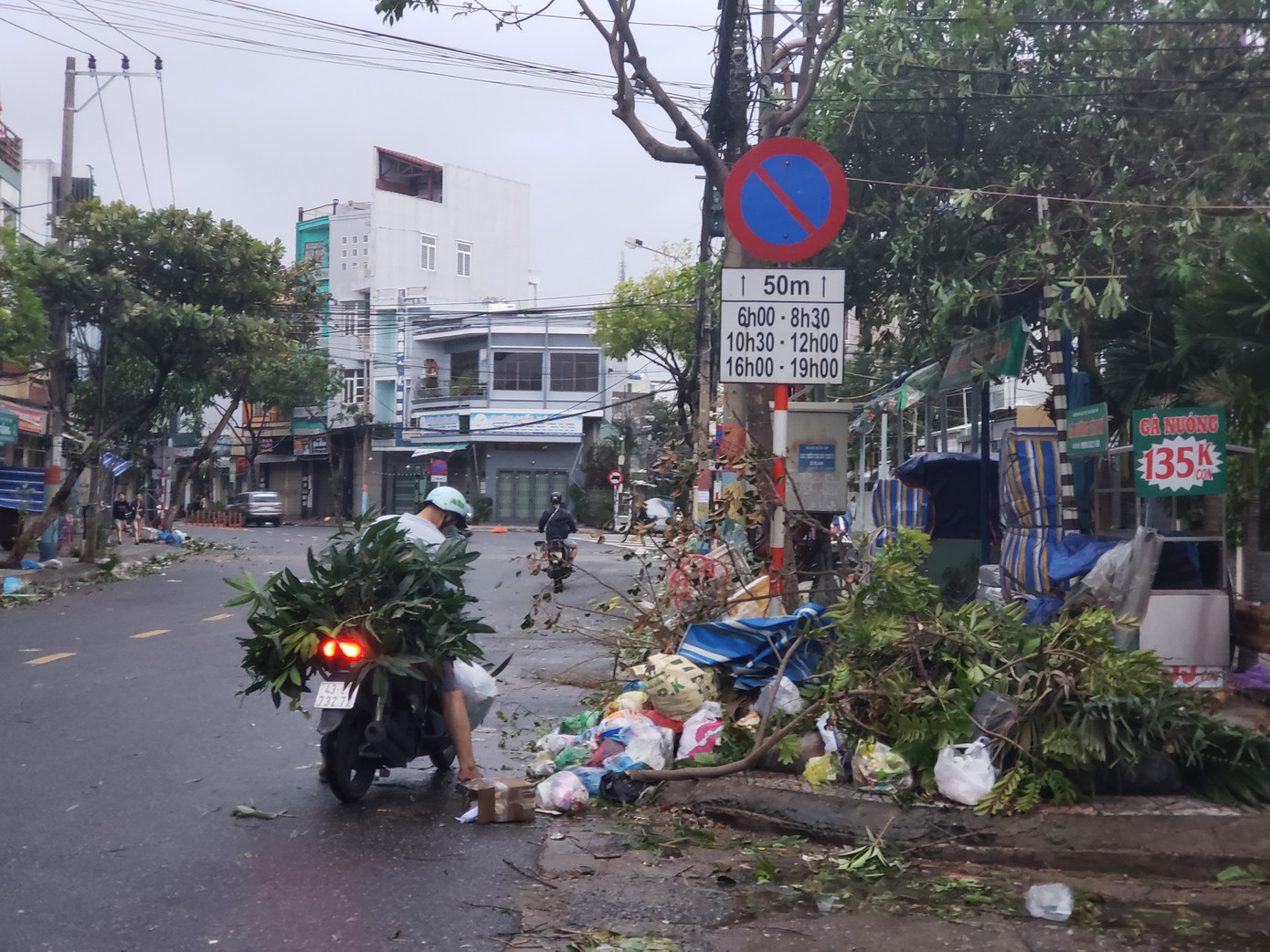 Bão tan, dân Đà Nẵng cùng lực lượng chức năng dọn dẹp đường phố ảnh 7