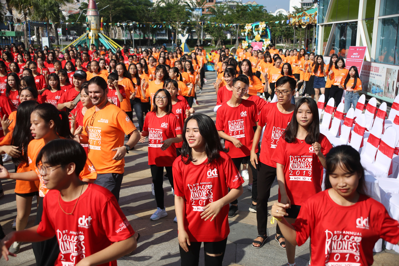 Hoa hậu Tiểu Vy cùng 1000 bạn trẻ nhảy vì sự tử tế ảnh 1