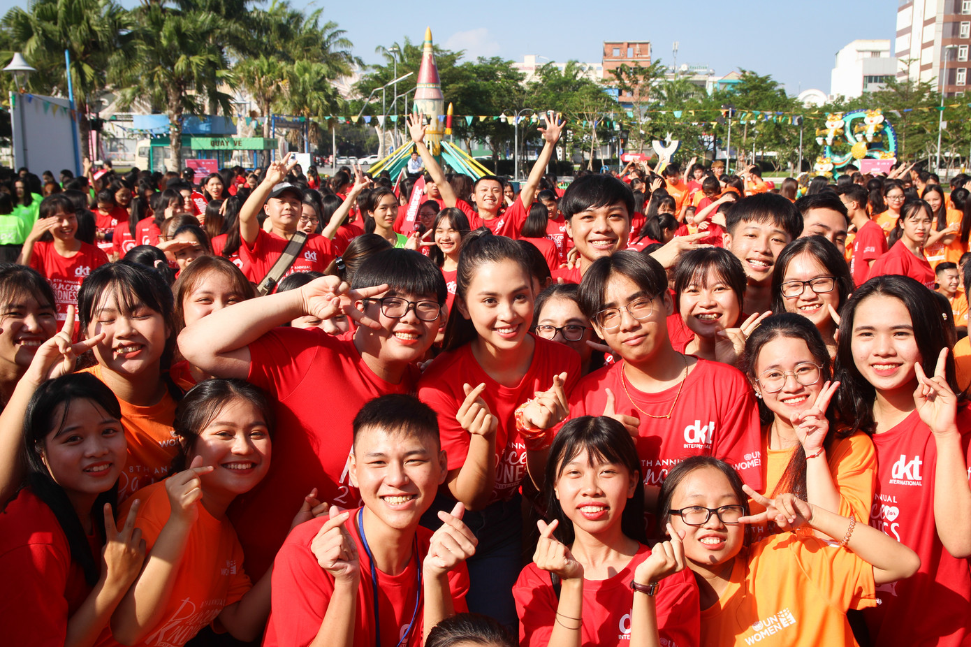 Hoa hậu Tiểu Vy cùng 1000 bạn trẻ nhảy vì sự tử tế ảnh 6