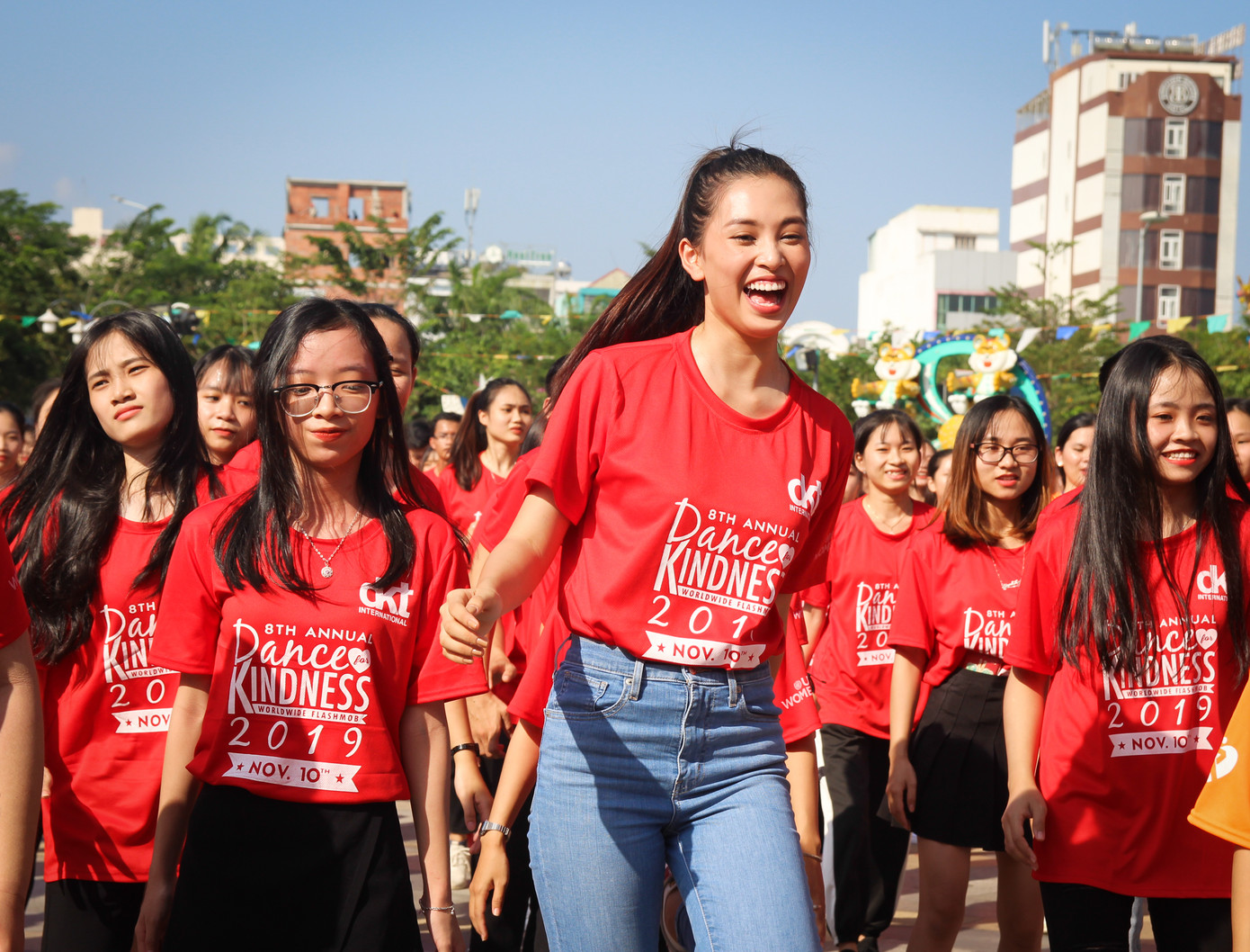 Hoa hậu Tiểu Vy cùng 1000 bạn trẻ nhảy vì sự tử tế ảnh 2