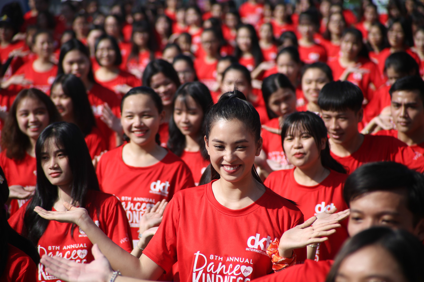 Hoa hậu Tiểu Vy cùng 1000 bạn trẻ nhảy vì sự tử tế ảnh 5
