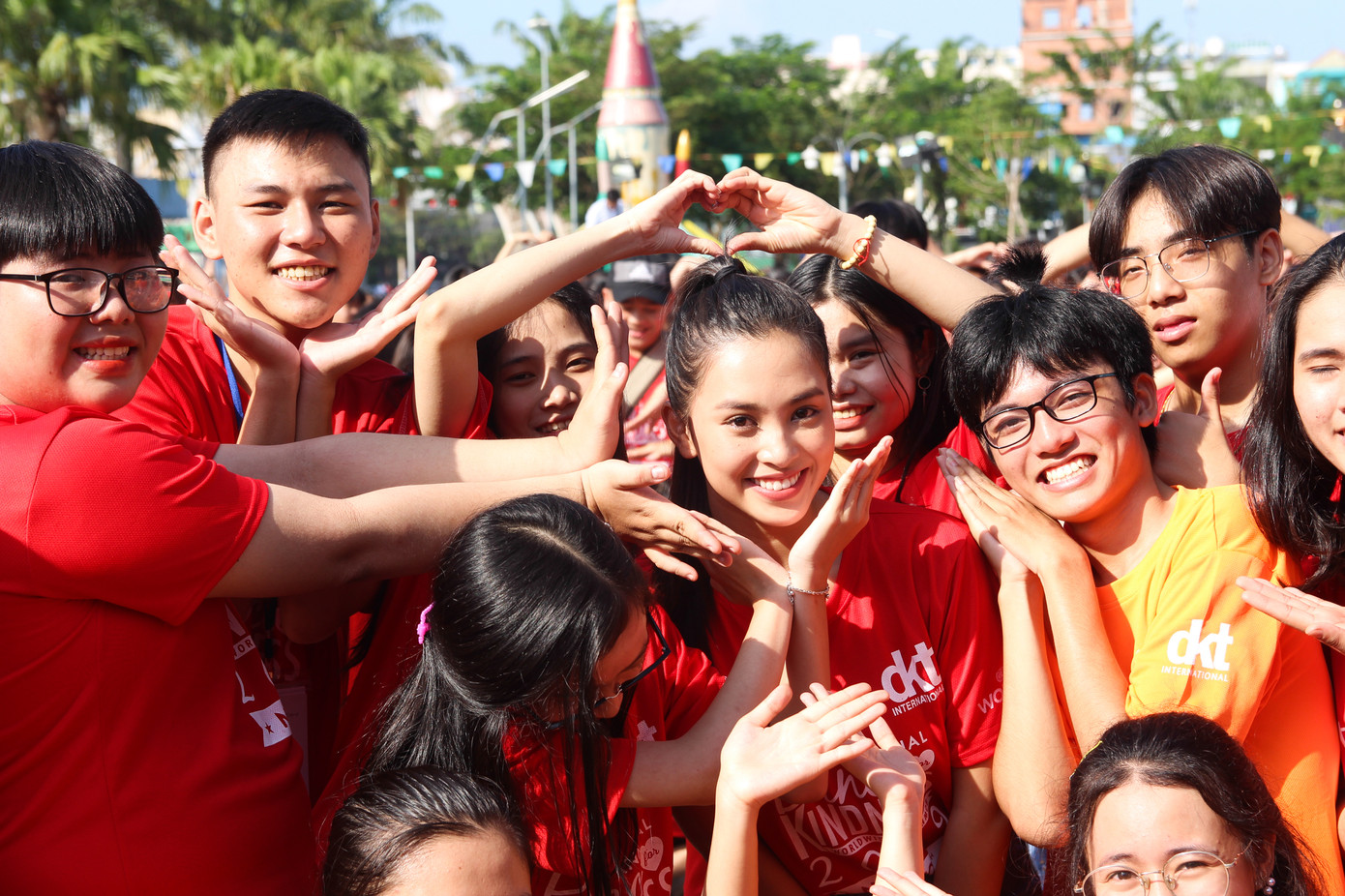 Hoa hậu Tiểu Vy cùng 1000 bạn trẻ nhảy vì sự tử tế ảnh 4