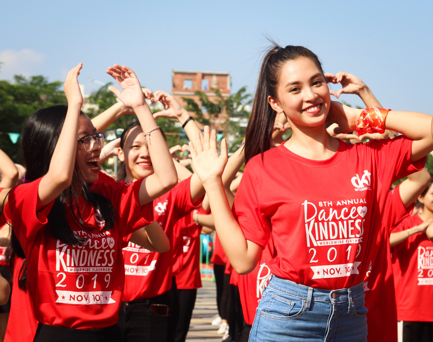 Hoa hậu Tiểu Vy cùng 1000 bạn trẻ nhảy vì sự tử tế ảnh 3