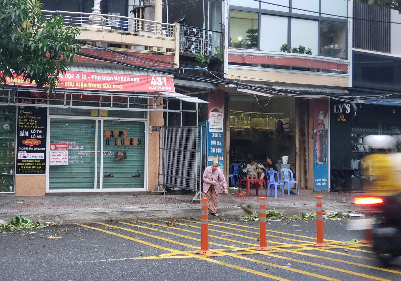 Bão tan, dân Đà Nẵng cùng lực lượng chức năng dọn dẹp đường phố ảnh 6