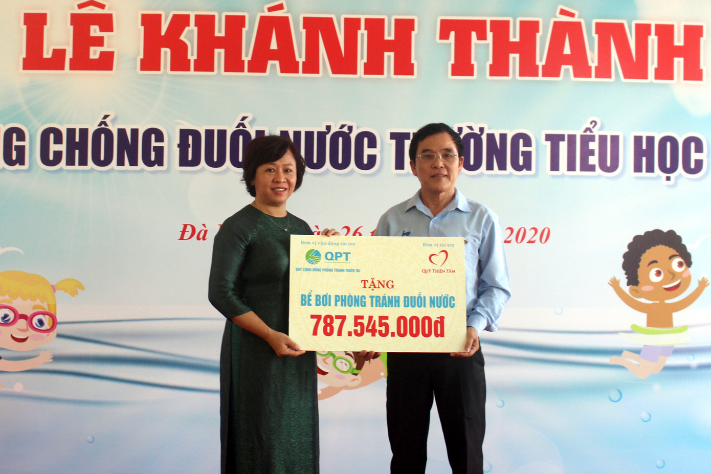 Trao tặng bể bơi phòng tránh đuối nước cho học sinh ảnh 1