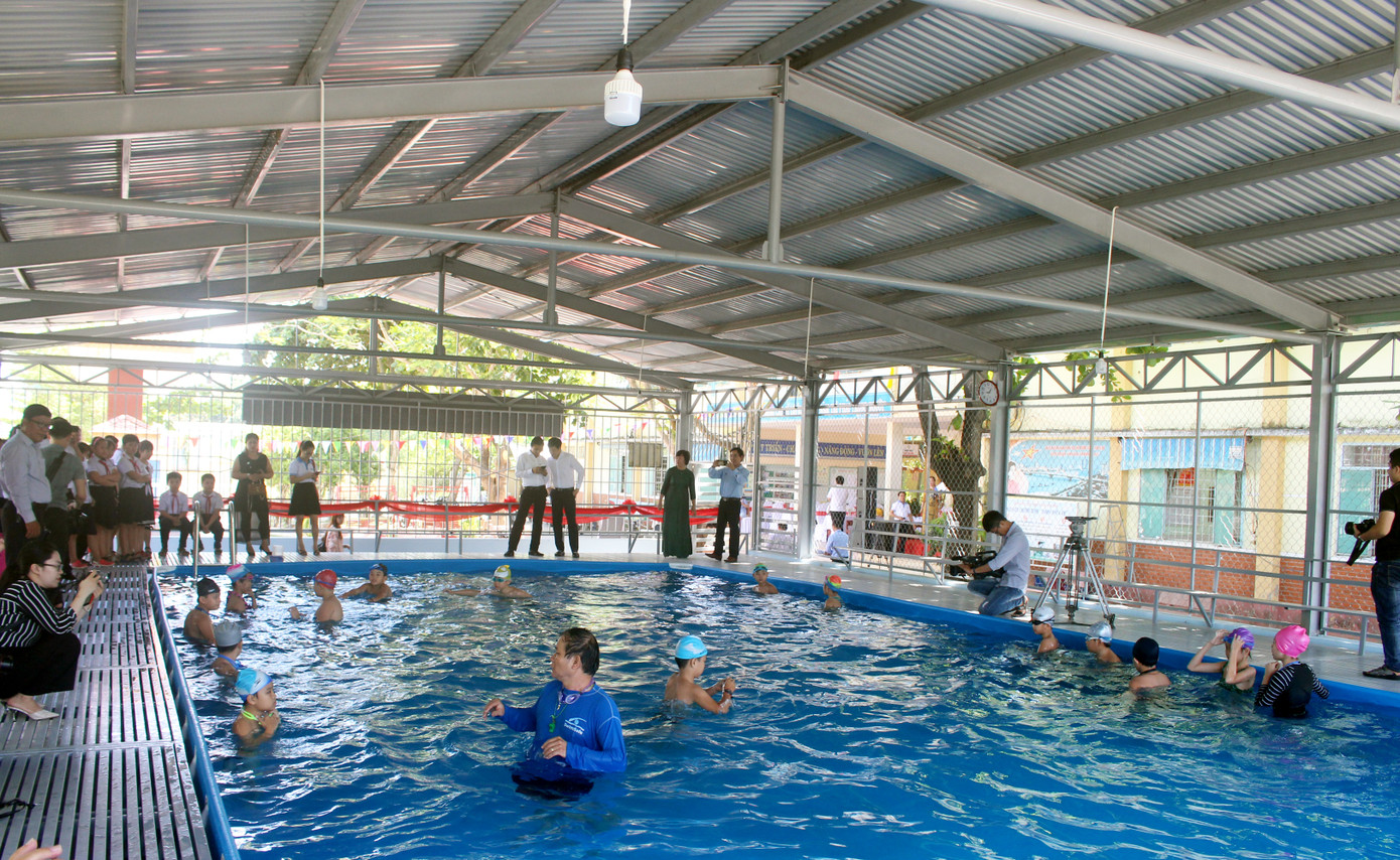 Trao tặng bể bơi phòng tránh đuối nước cho học sinh ảnh 4