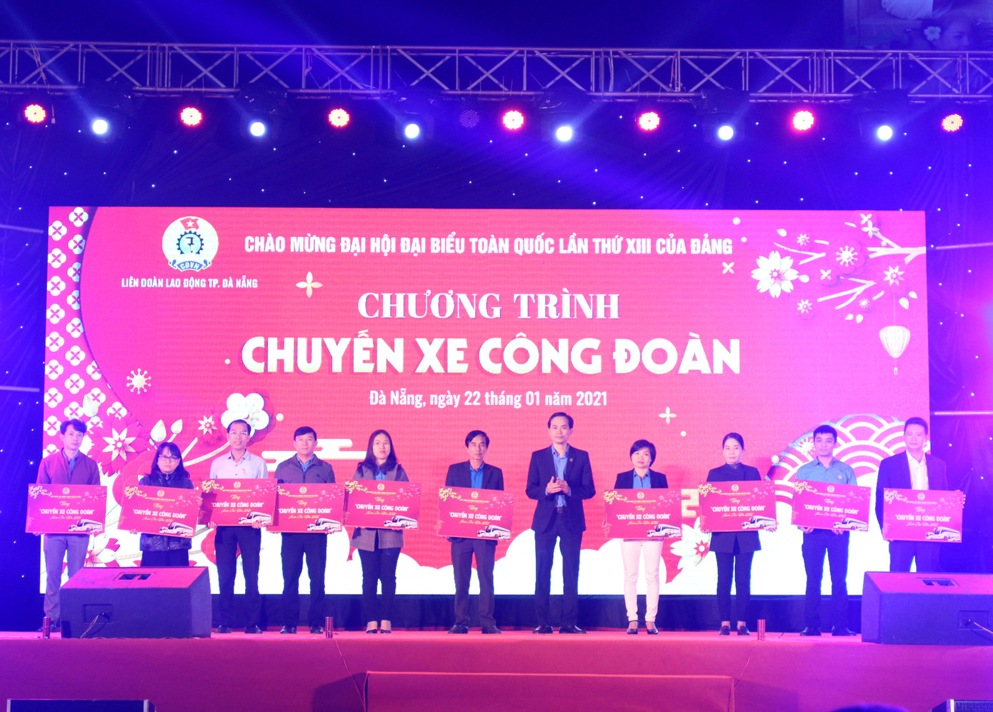 Trao hàng ngàn suất quà Tết cho người lao động khó khăn ảnh 2