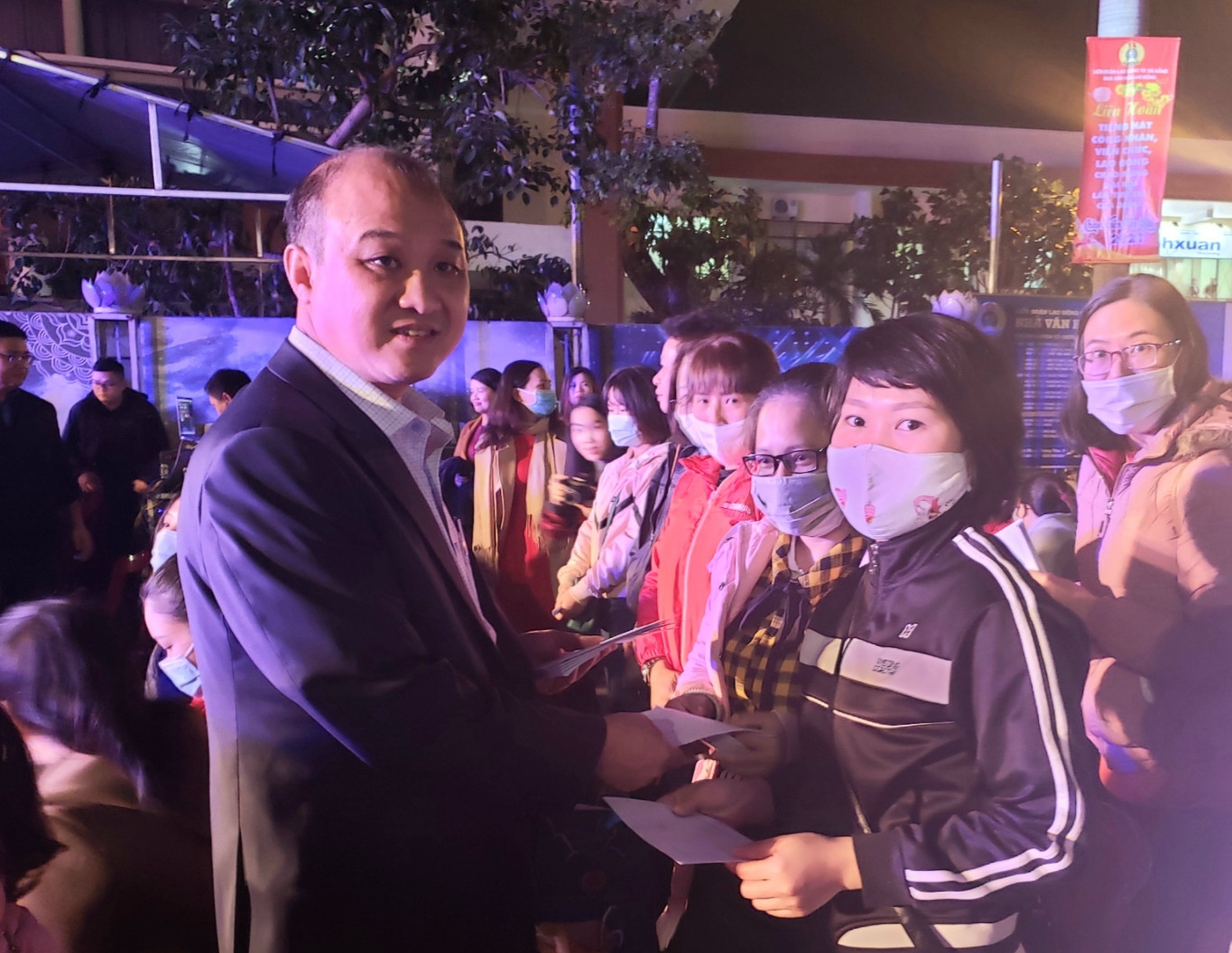 Trao hàng ngàn suất quà Tết cho người lao động khó khăn ảnh 1