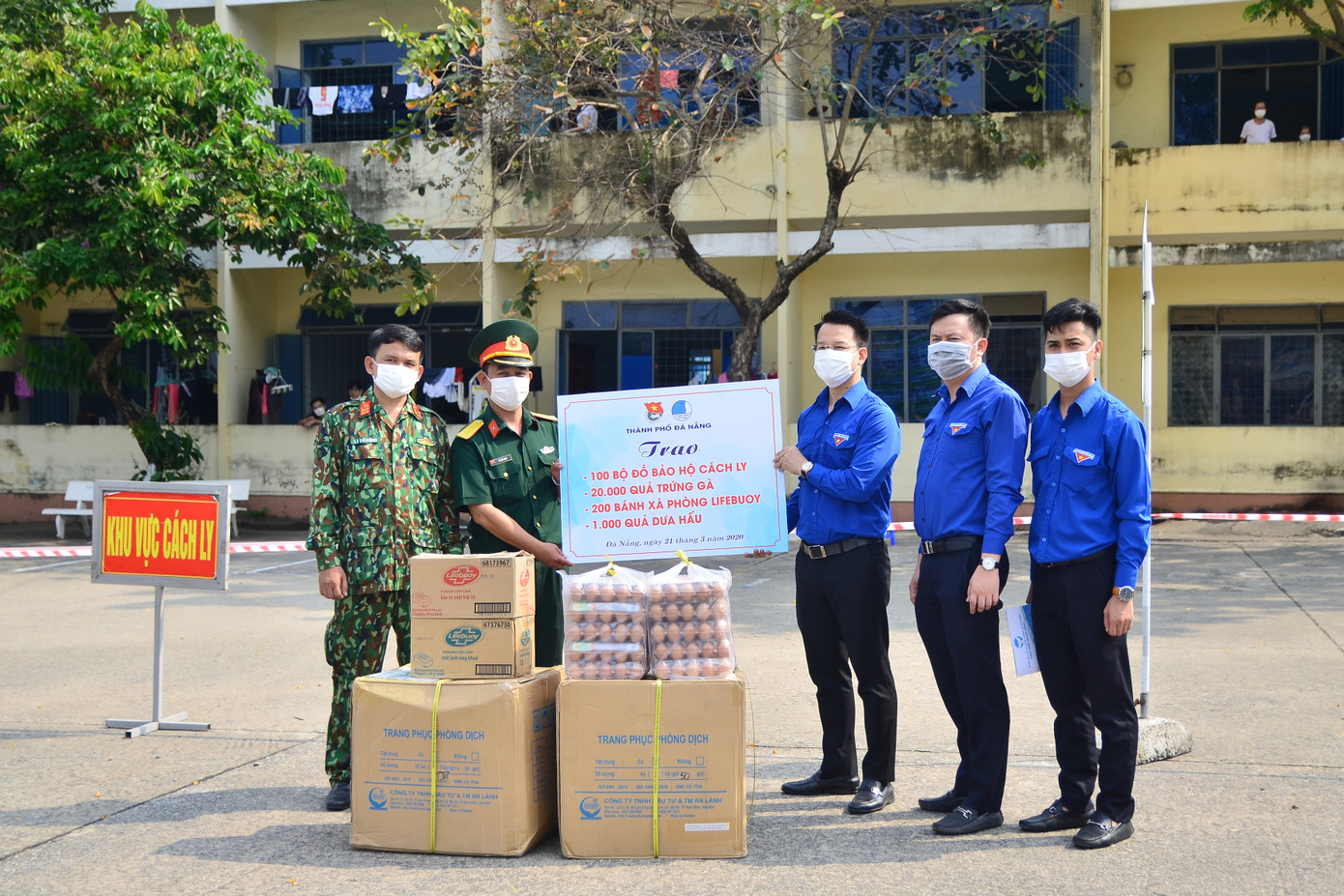 Tuổi trẻ Đà Nẵng hỗ trợ cán bộ, người dân ở khu cách ly ảnh 1