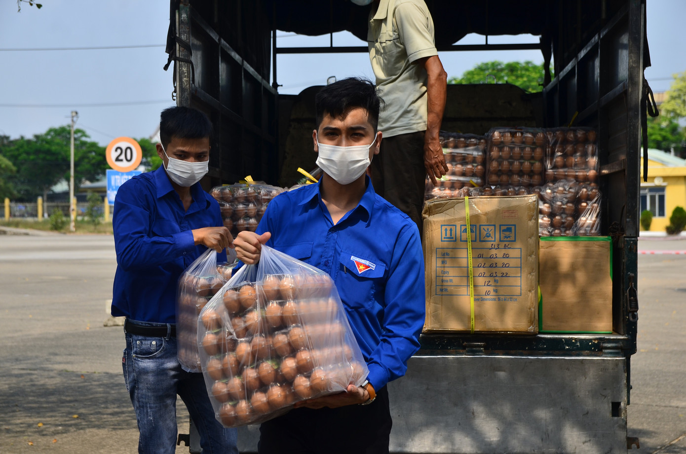 Tuổi trẻ Đà Nẵng hỗ trợ cán bộ, người dân ở khu cách ly ảnh 2