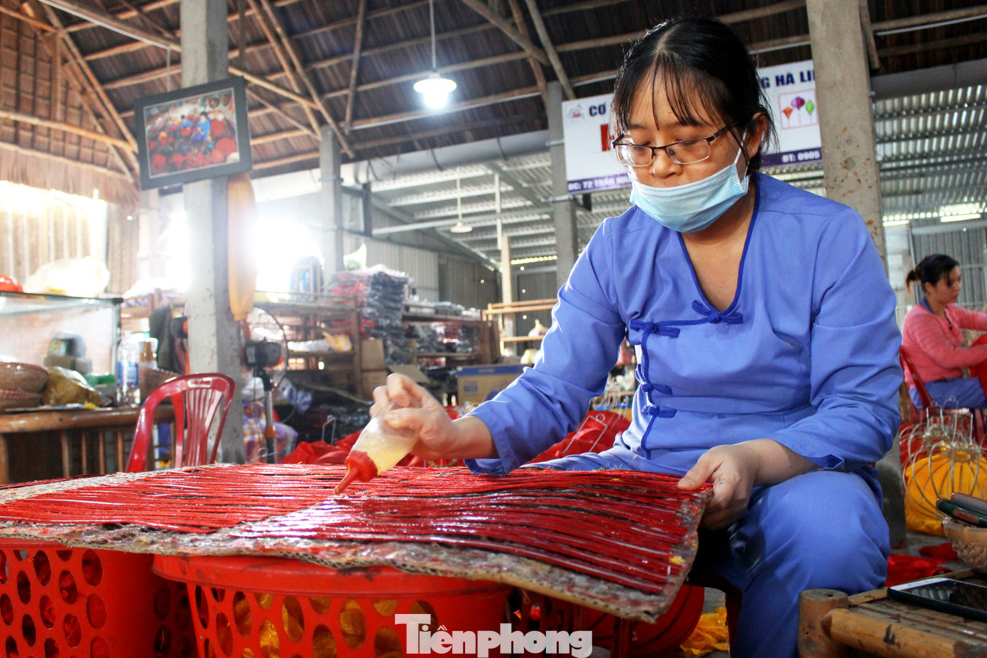 Làng nghề đèn lồng Hội An hối hả vào vụ Tết ảnh 7