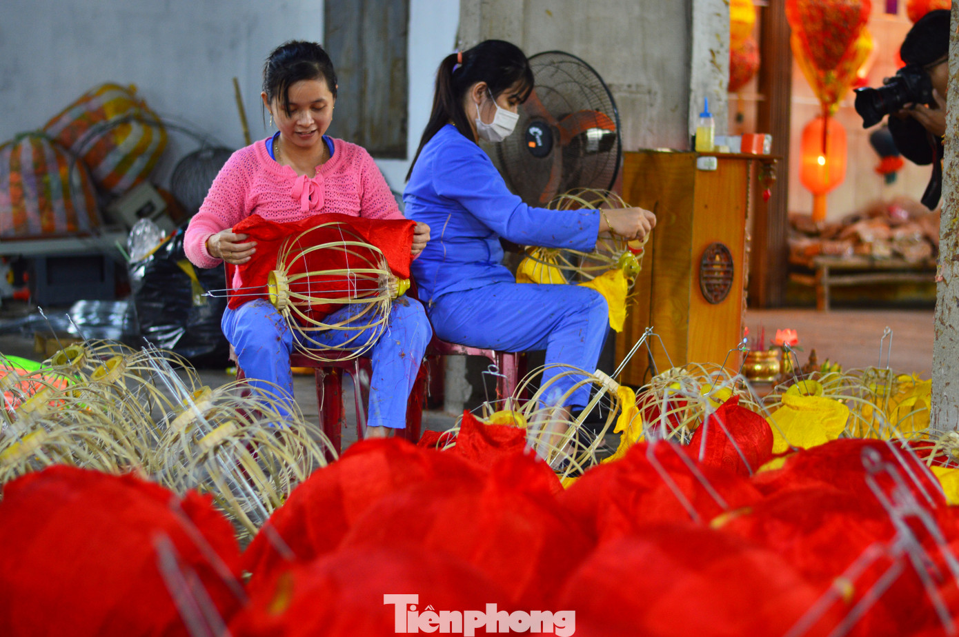 Làng nghề đèn lồng Hội An hối hả vào vụ Tết ảnh 8