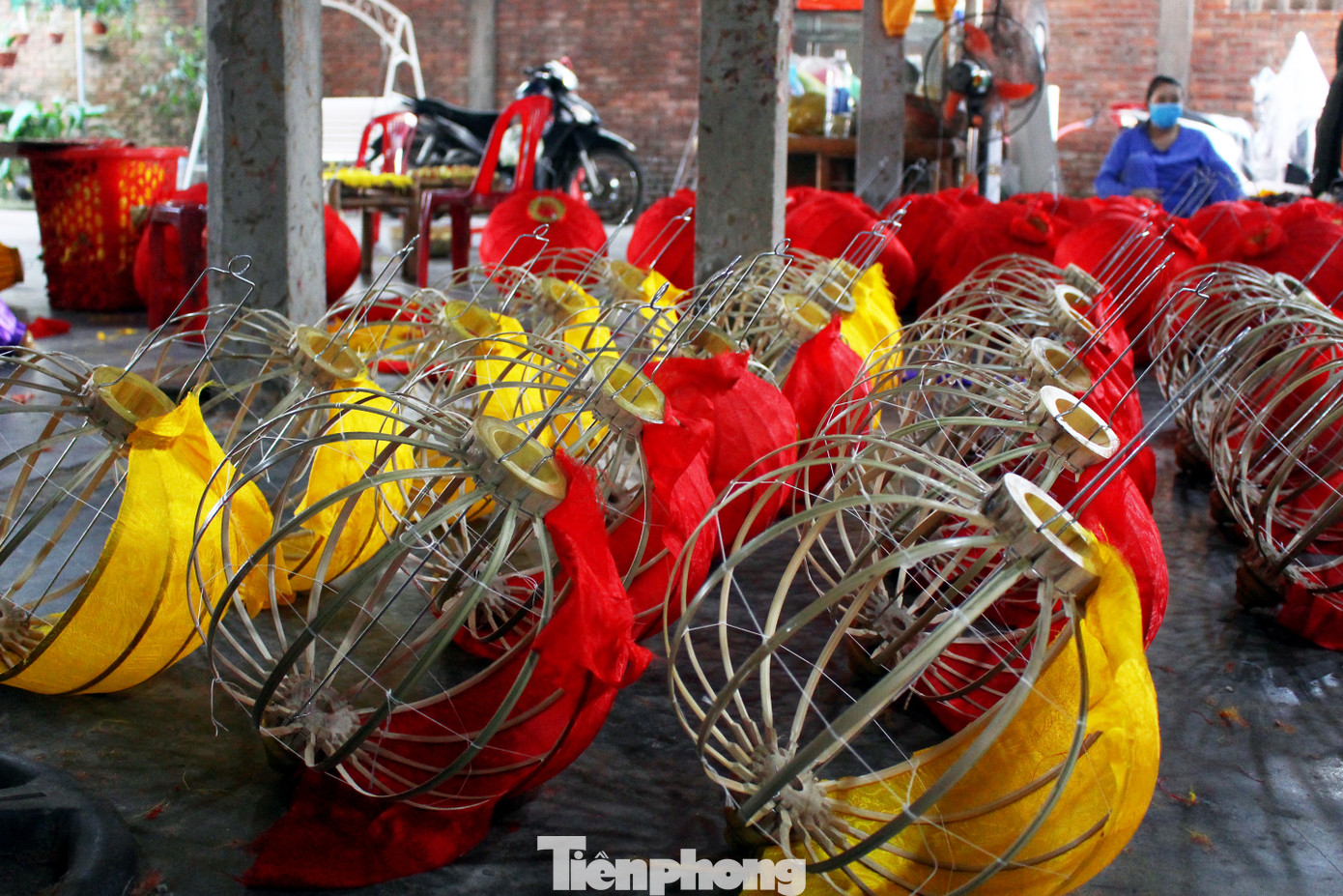 Làng nghề đèn lồng Hội An hối hả vào vụ Tết ảnh 11