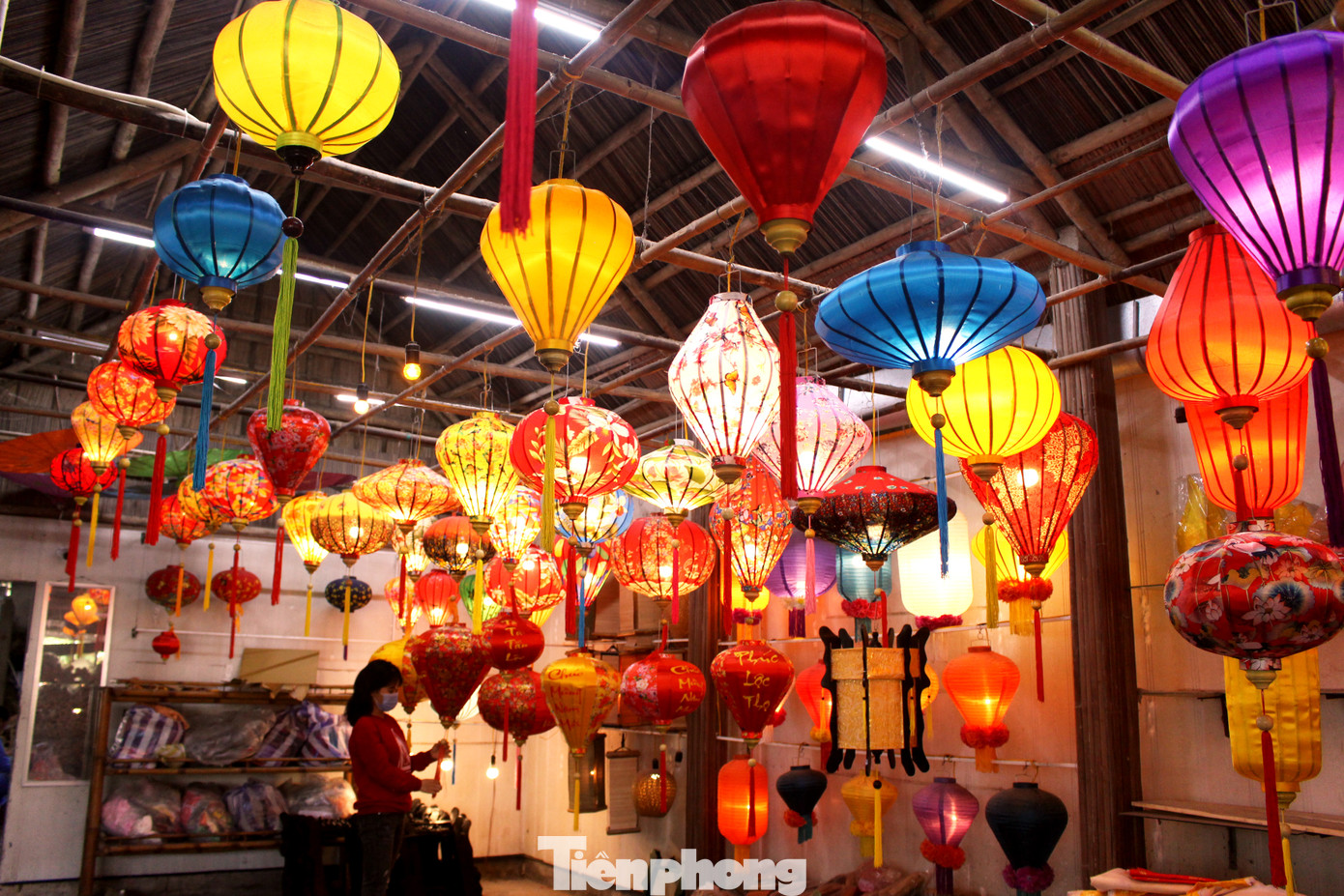 Làng nghề đèn lồng Hội An hối hả vào vụ Tết ảnh 13