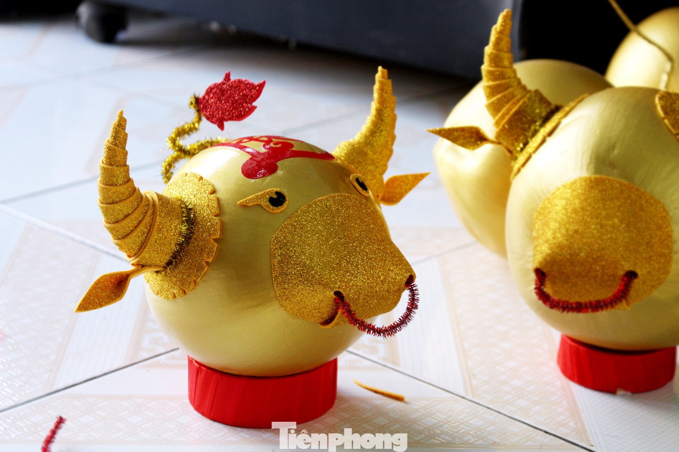 Làm trâu vàng từ quả dừa, gây quỹ hỗ trợ người khó khăn ảnh 11