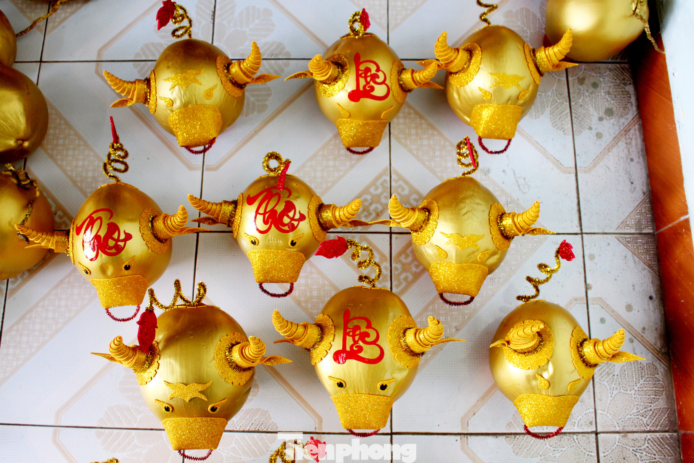 Làm trâu vàng từ quả dừa, gây quỹ hỗ trợ người khó khăn ảnh 4