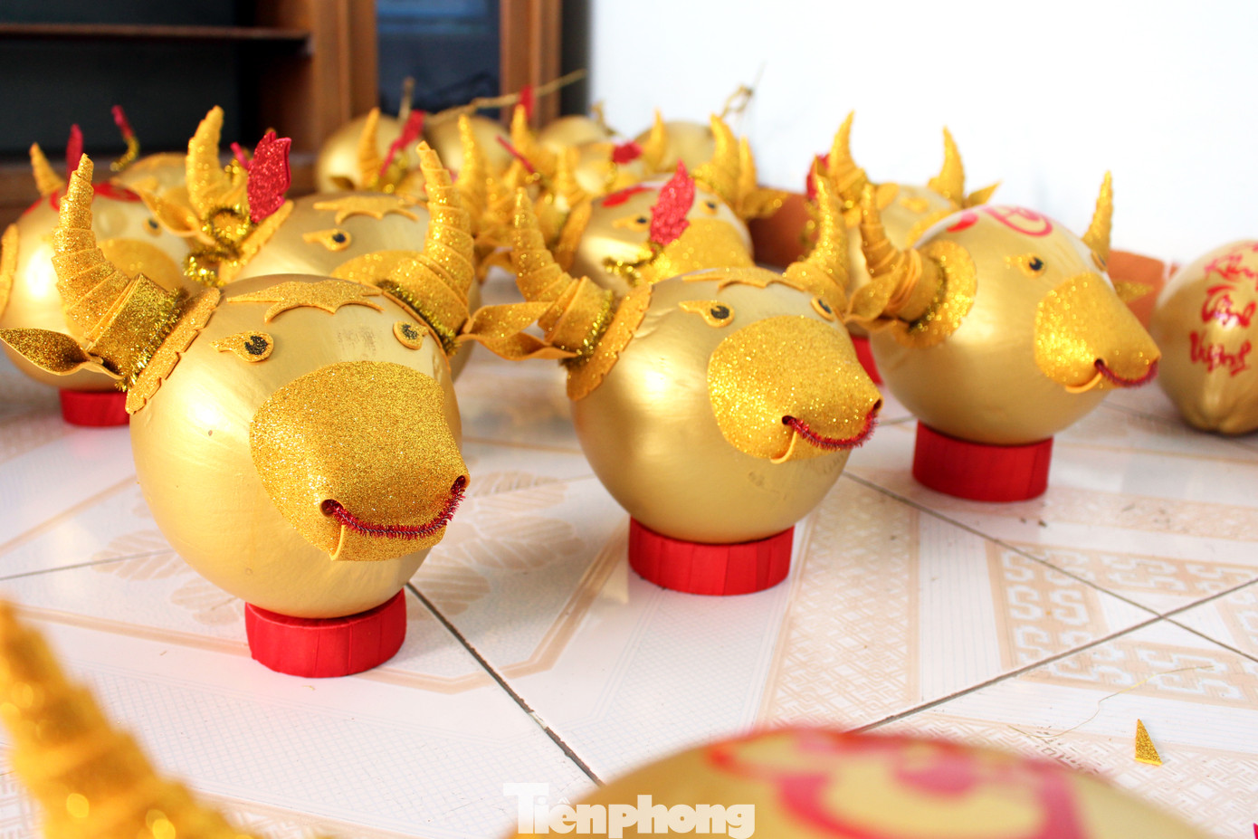 Làm trâu vàng từ quả dừa, gây quỹ hỗ trợ người khó khăn ảnh 10