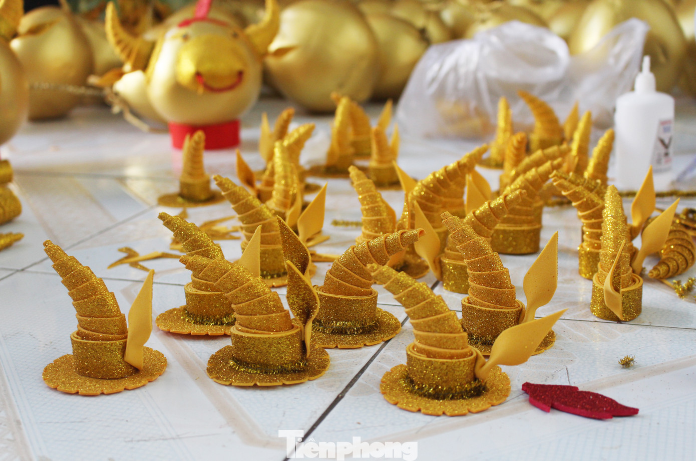 Làm trâu vàng từ quả dừa, gây quỹ hỗ trợ người khó khăn ảnh 3