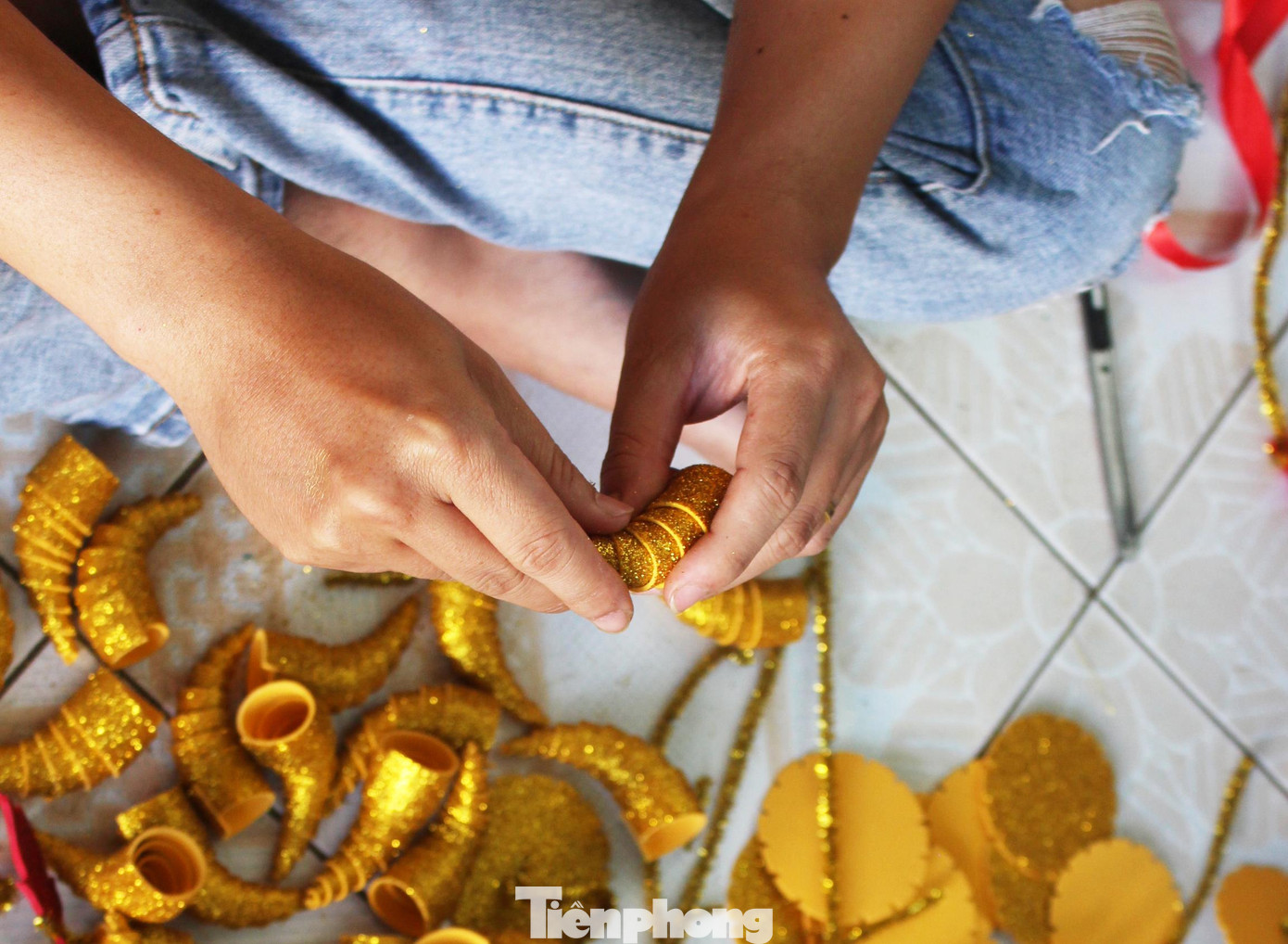 Làm trâu vàng từ quả dừa, gây quỹ hỗ trợ người khó khăn ảnh 5