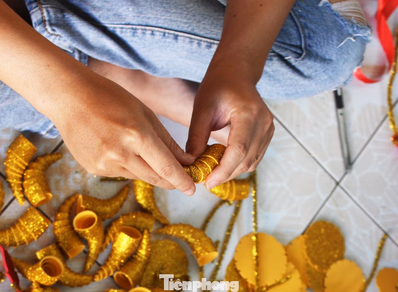 Làm trâu vàng từ quả dừa, gây quỹ hỗ trợ người khó khăn ảnh 5