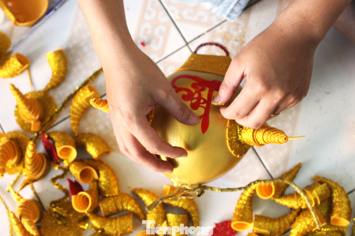 Làm trâu vàng từ quả dừa, gây quỹ hỗ trợ người khó khăn ảnh 8