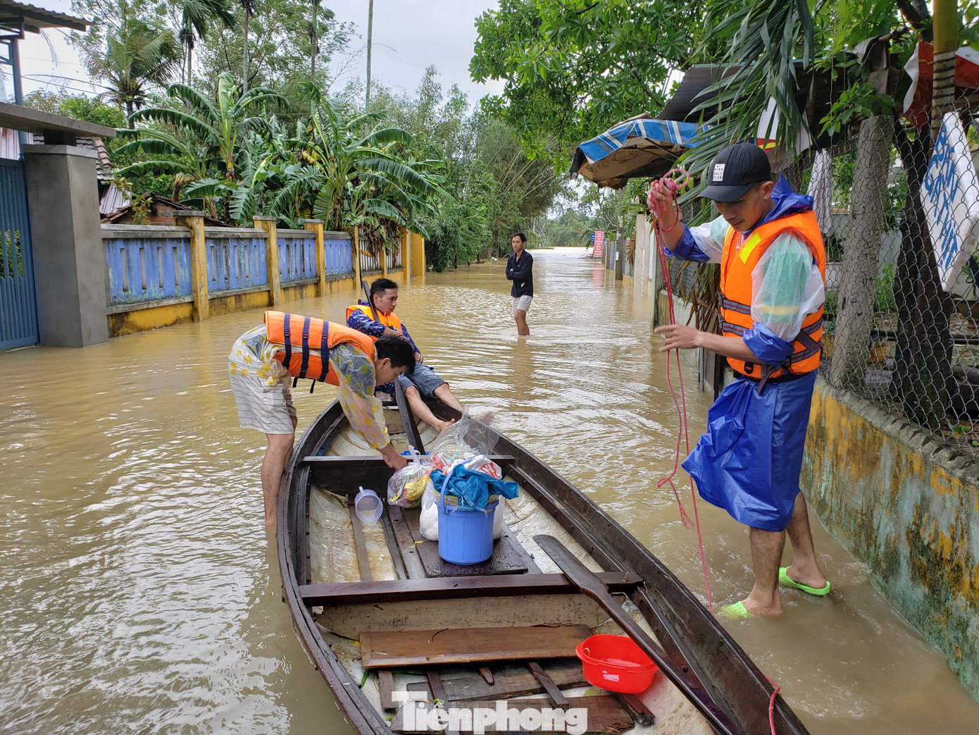 Ngập sâu cả mét, nhiều người Đà Nẵng lội nước, chèo thuyền cả km để đi chợ ảnh 10