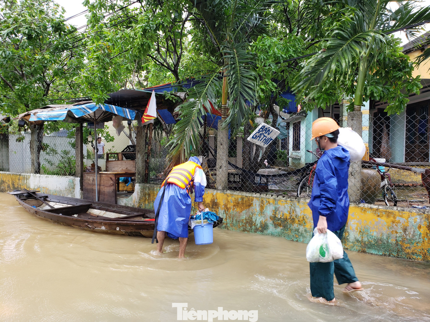 Ngập sâu cả mét, nhiều người Đà Nẵng lội nước, chèo thuyền cả km để đi chợ ảnh 9