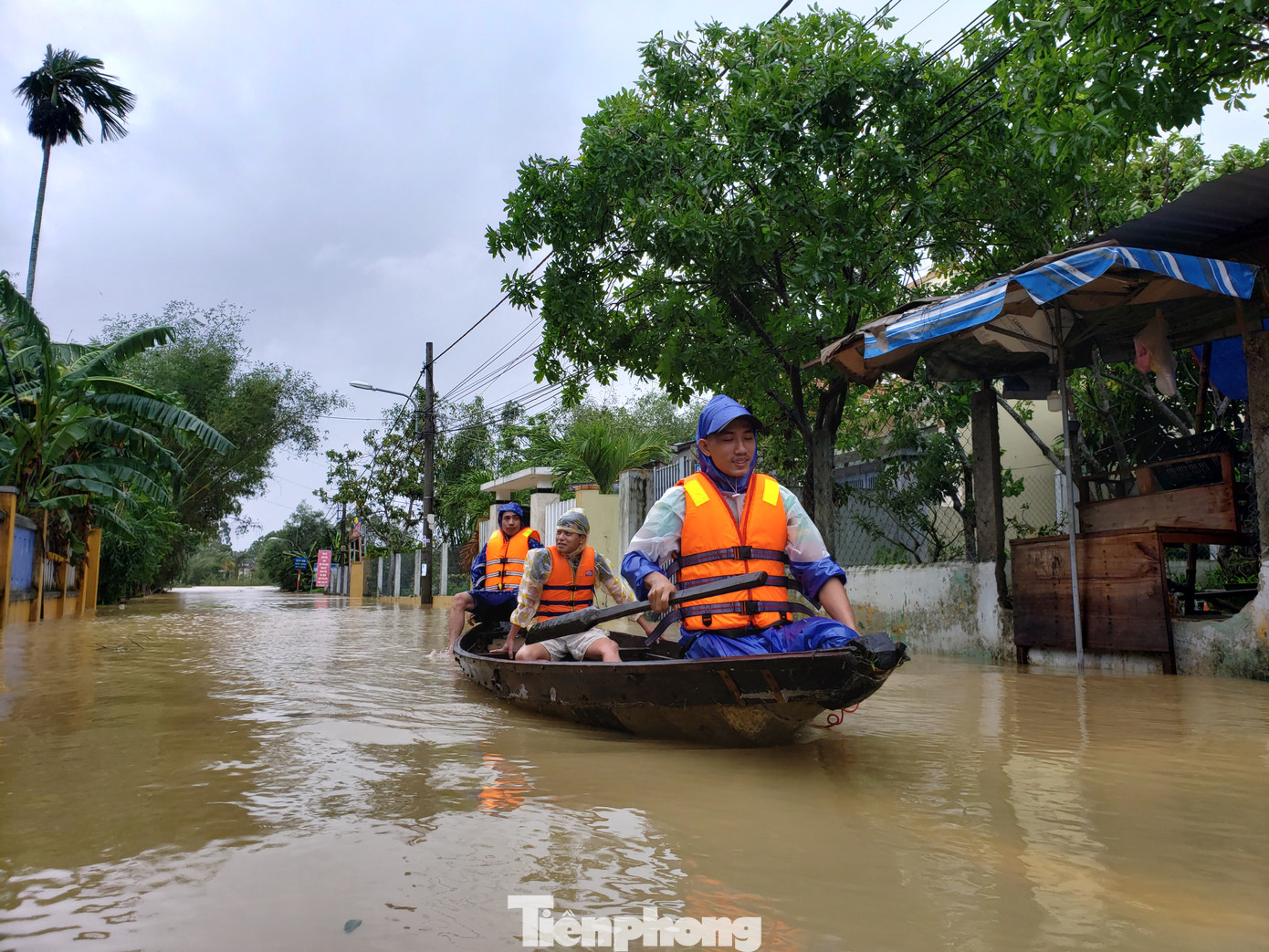 Ngập sâu cả mét, nhiều người Đà Nẵng lội nước, chèo thuyền cả km để đi chợ ảnh 8