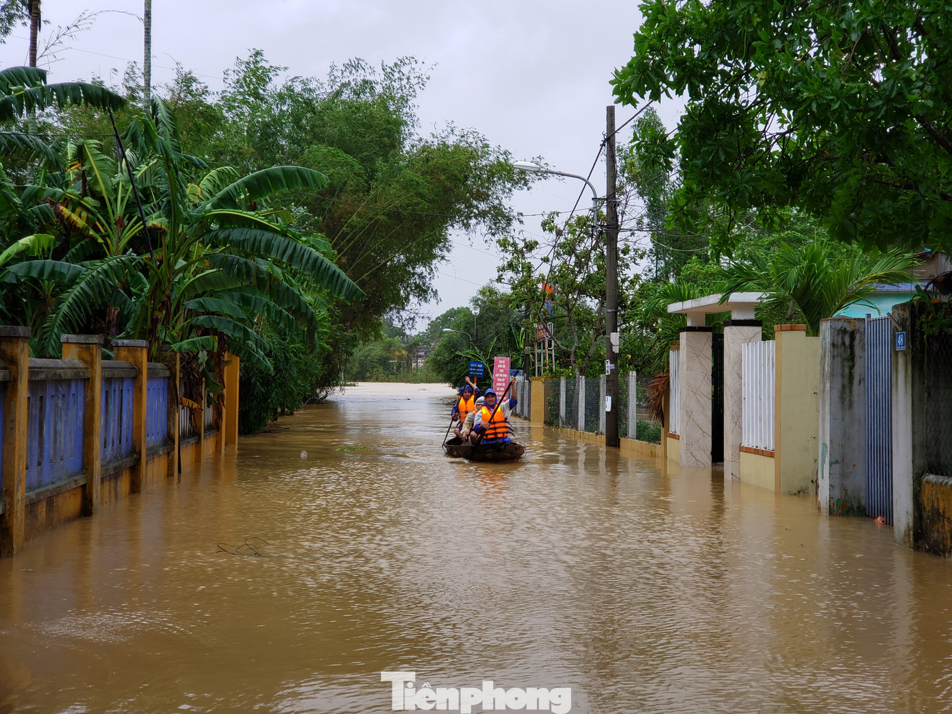 Ngập sâu cả mét, nhiều người Đà Nẵng lội nước, chèo thuyền cả km để đi chợ ảnh 7