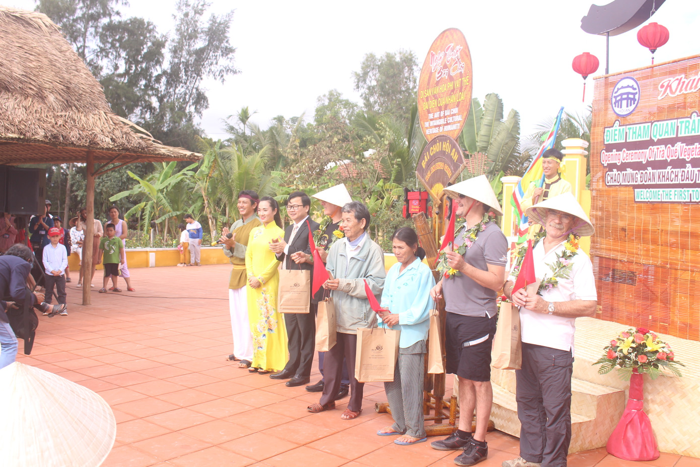 Đón đoàn khách đầu tiên xông đất Hội An năm 2020 ảnh 3