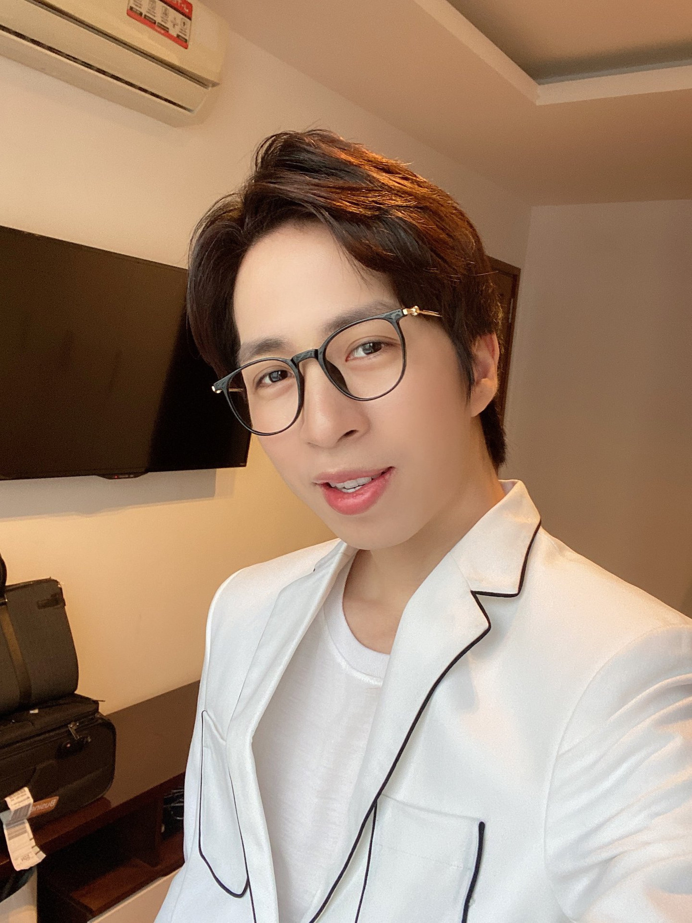 Netizen hào hứng dự đoán nam và nữ ca sĩ bí ẩn xuất hiện trong sản phẩm mới của ViruSs ảnh 8