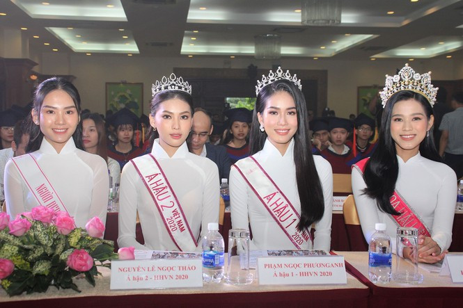 Hoa hậu Đỗ Thị Hà lan tỏa thông điệp tích cực trong sự kiện Nâng bước thủ khoa 2020 ảnh 2