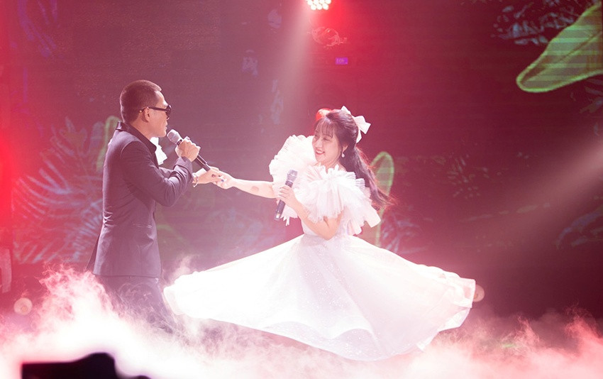 Wowy - Joli Poli Hiền Hồ xinh như búp bê, lần đầu hát live cực tình cảm hit “Gặp nhưng không ở lại” ảnh 8