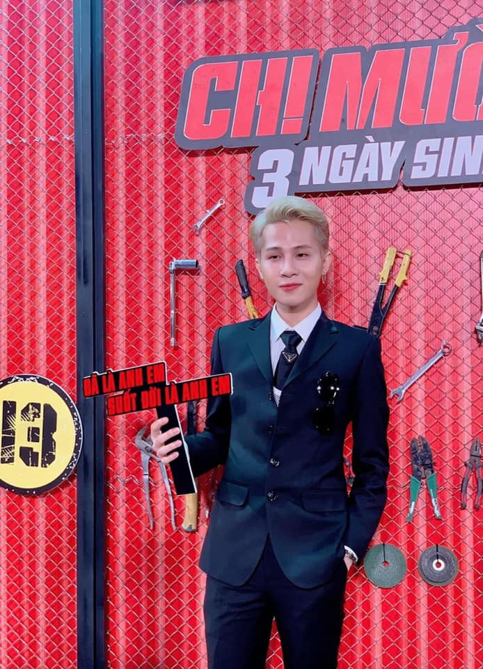Jack xuất hiện rạng rỡ tại sự kiện ra mắt phim "Chị Mười Ba" của diễn viên Thu Trang. Jack hóa “tổng tài” góp mặt tại sự kiện ra mắt phim điện ảnh “Chị Mười Ba“ ảnh 1