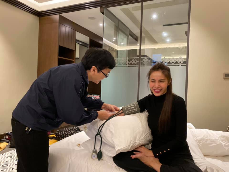 Dù mệt mỏi nhưng Thủy Tiên vẫn vui vẻ và đầy quyết tâm với hành trình cứu trợ này. Thủy Tiên chưa thể về TP.HCM, tiết lộ số tiền quyên góp “chi viện Miền Trung” sau 3 ngày ảnh 2