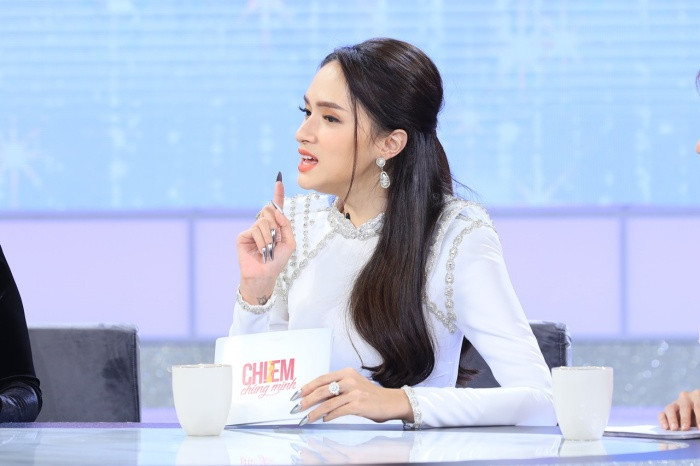 “Chị Em Chúng Mình“: Hương Giang tự hào áo dài Việt nhưng từng ghét nữ sinh mặc áo dài ảnh 2