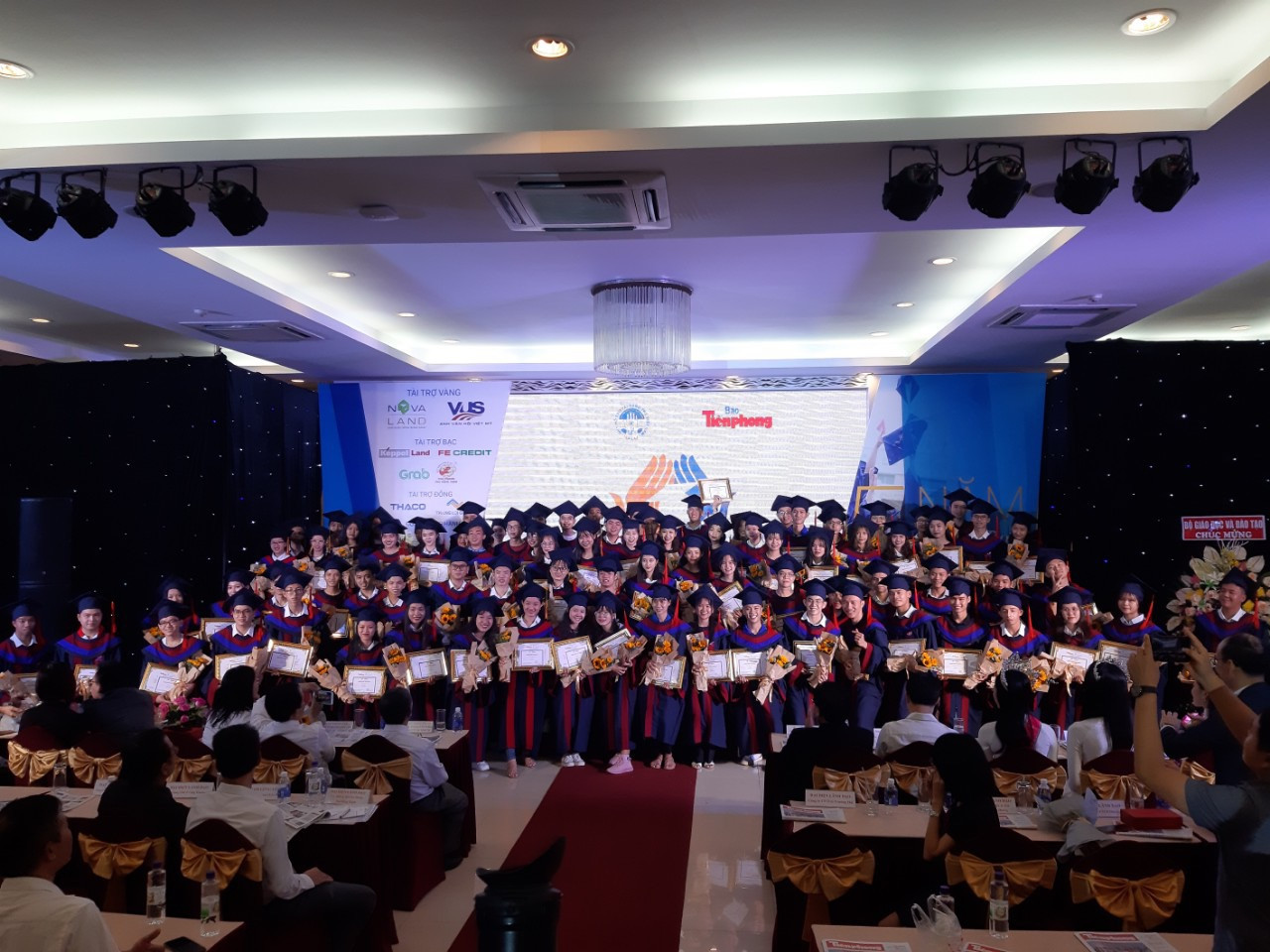 Hoa hậu Đỗ Thị Hà lan tỏa thông điệp tích cực trong sự kiện Nâng bước thủ khoa 2020 ảnh 7