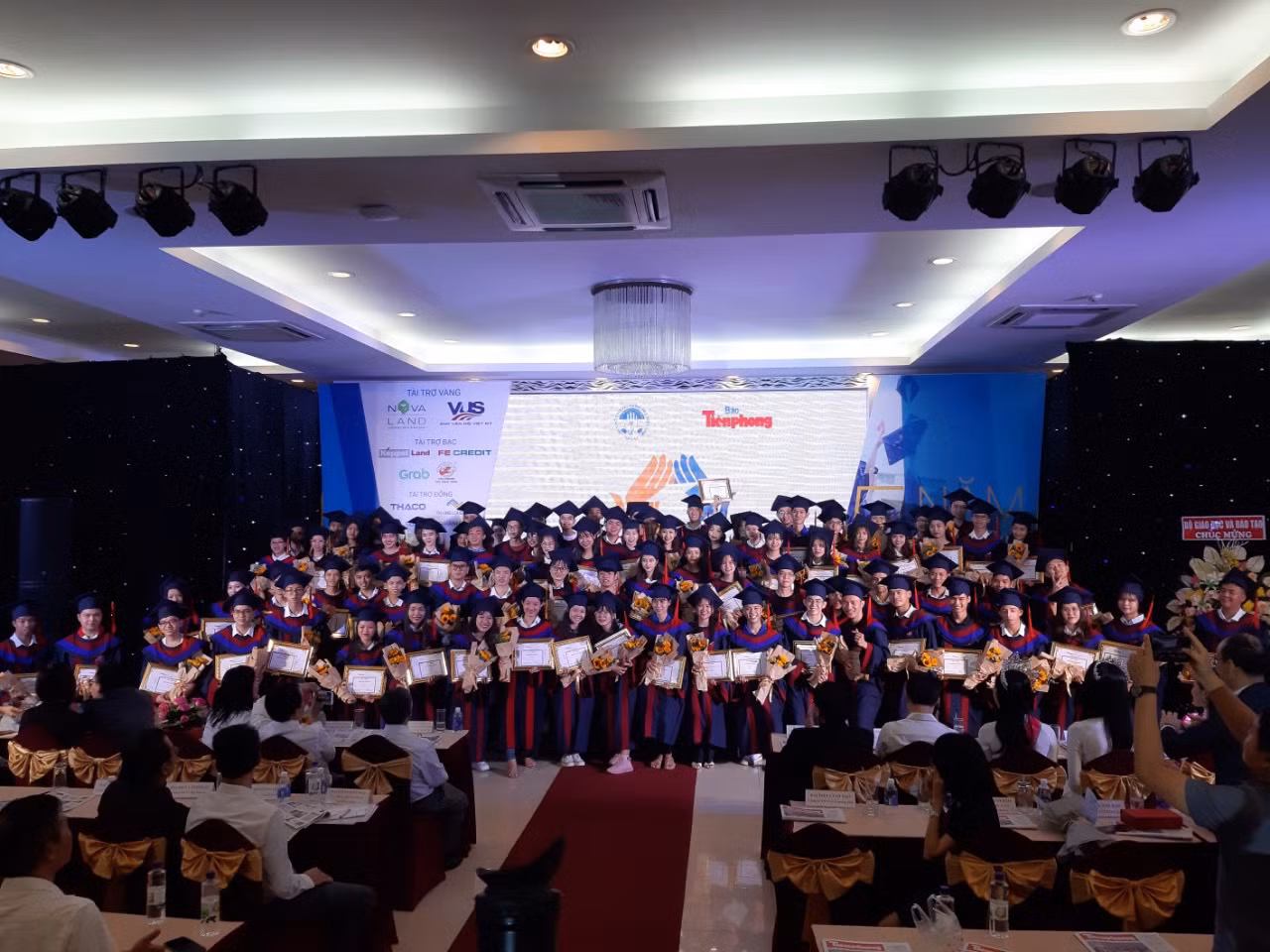 Hoa hậu Đỗ Thị Hà lan tỏa thông điệp tích cực trong sự kiện Nâng bước thủ khoa 2020 ảnh 7