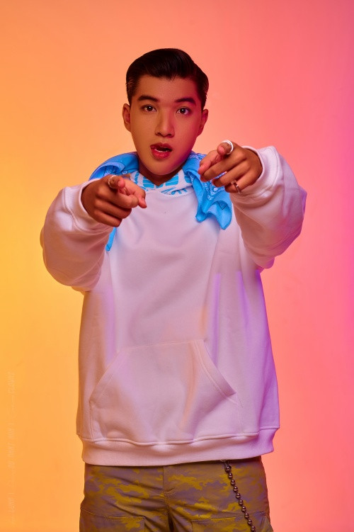 Pháo dùng khăn làm áo, HIEUTHUHAI gây thương nhớ vì “giao diện” quá điển trai ảnh 21