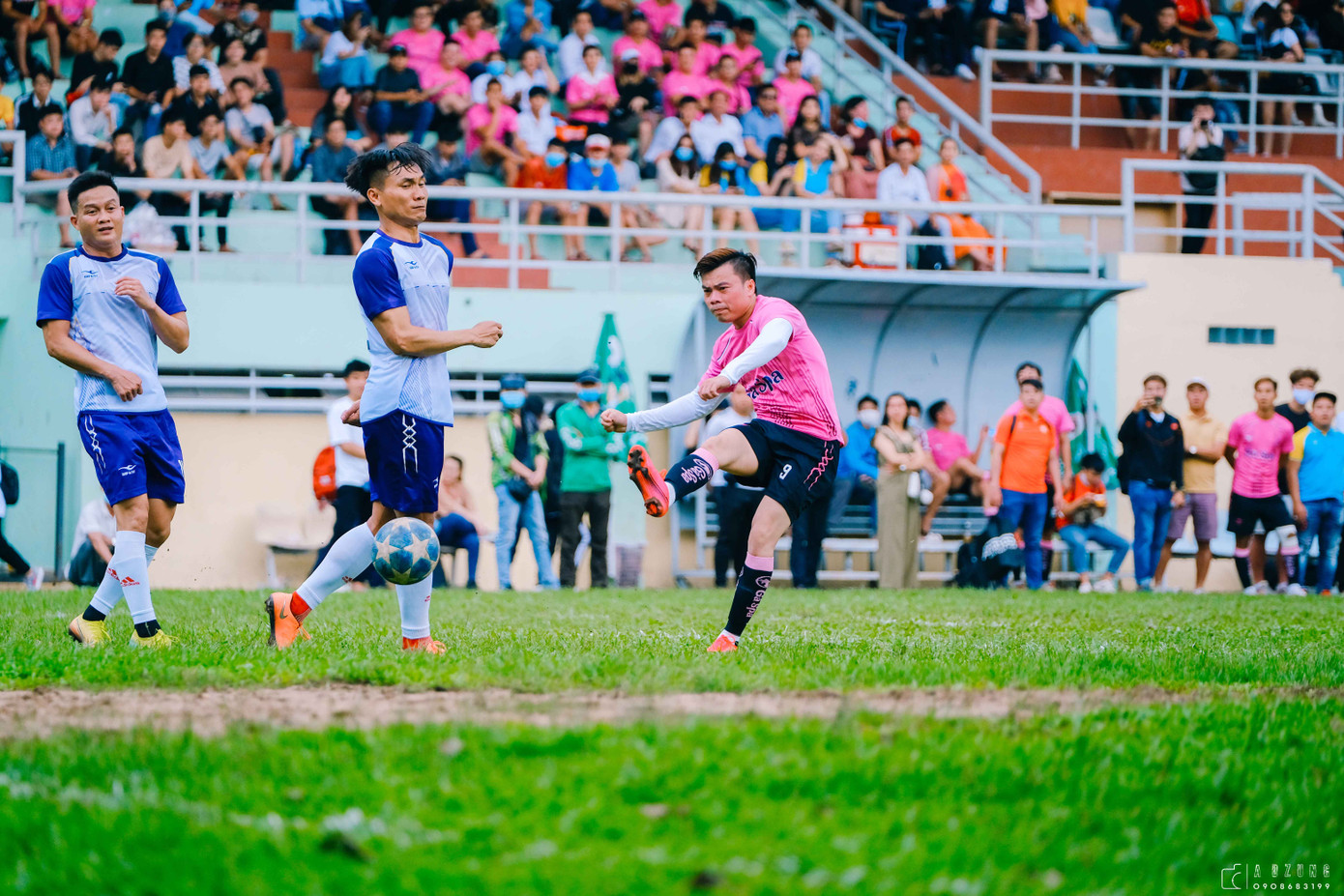 Nghệ sĩ Tiến Luật, ca sĩ Hồ Việt Trung gom sao đá bóng gây quỹ hướng về miền Trung ảnh 6