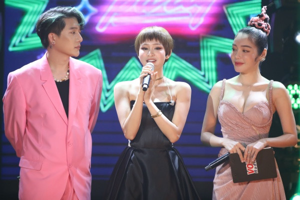 Hiền Hồ cùng hai MC của chương trình là Elly Trần, Châu Đăng Khoa. Hiền Hồ xinh như búp bê, lần đầu hát live cực tình cảm hit “Gặp nhưng không ở lại” ảnh 2