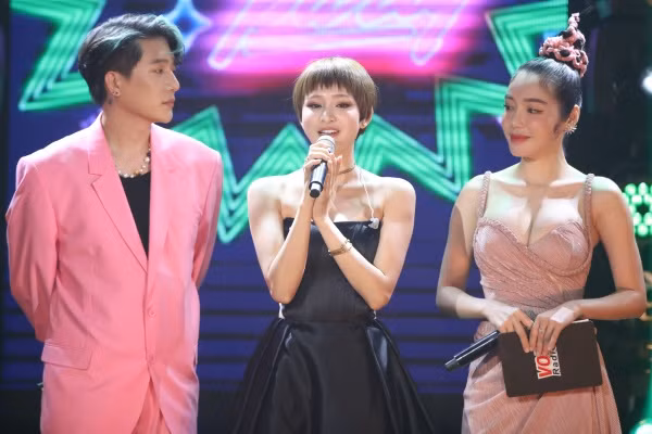 Hiền Hồ xinh như búp bê, lần đầu hát live cực tình cảm hit “Gặp nhưng không ở lại” ảnh 2