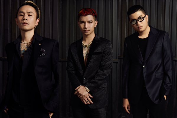 Binz “gác” màu hồng, cùng anh em nhà SpaceSpeakers diện suit đen cực “chanh sả" ảnh 4