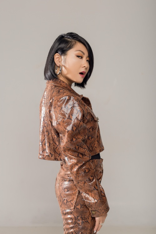 Pháo dùng khăn làm áo, HIEUTHUHAI gây thương nhớ vì “giao diện” quá điển trai ảnh 13