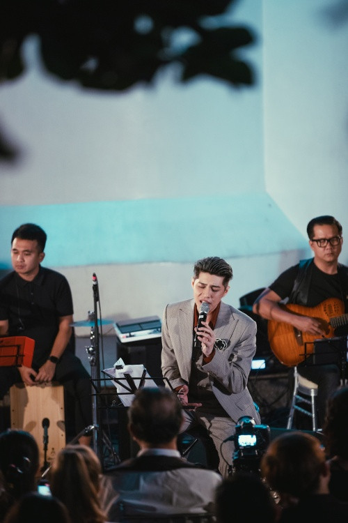 Noo Phước Thịnh lần đầu diễn live ca khúc mới tại ngọn hải đăng cổ nhất Đông Nam Á ảnh 4