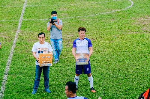 Nghệ sĩ Tiến Luật, ca sĩ Hồ Việt Trung gom sao đá bóng gây quỹ hướng về miền Trung ảnh 5