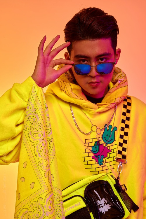 Pháo dùng khăn làm áo, HIEUTHUHAI gây thương nhớ vì “giao diện” quá điển trai ảnh 18