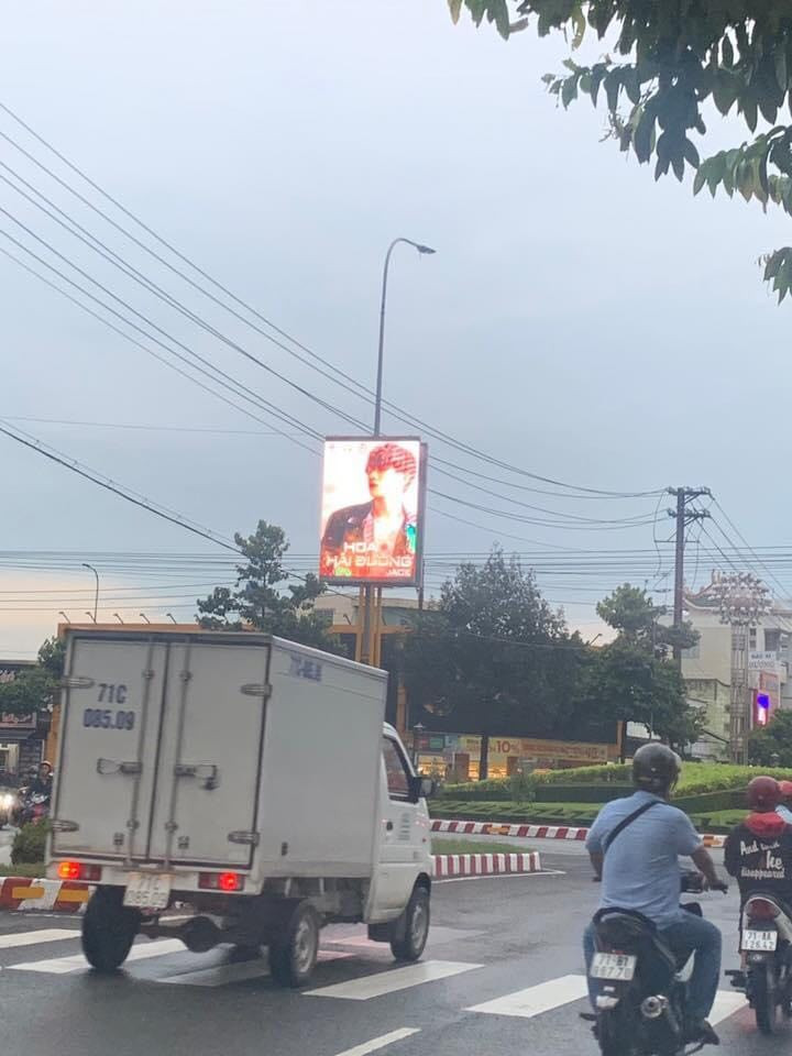 Fan ủng hộ Jack “không tiếc tay”, poster MV mới xuất hiện trên con đường lớn ở Bến Tre ảnh 1