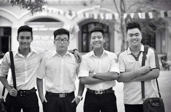 Loạt ảnh sao Việt thời trung học: Sơn Tùng đẹp trai siêu cấp, Quân A.P mũm mĩm dễ thương ảnh 2