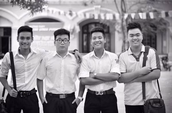 Loạt ảnh sao Việt thời trung học: Sơn Tùng đẹp trai siêu cấp, Quân A.P mũm mĩm dễ thương ảnh 2